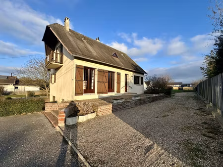 pavillon 4 chambres avec sous sol complet - beau potentiel !