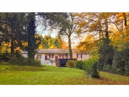 charmante propriété en pierre avec 8 appartements près du lac du lampy