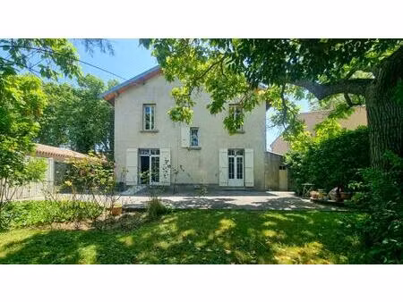 charmante maison de village avec 5 chambres et grand jardin privé