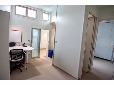 locaux commerciaux ou professionnels de 63m² avec garage inclus.