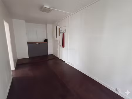 local commercial chargé d'histoire et de potentiel