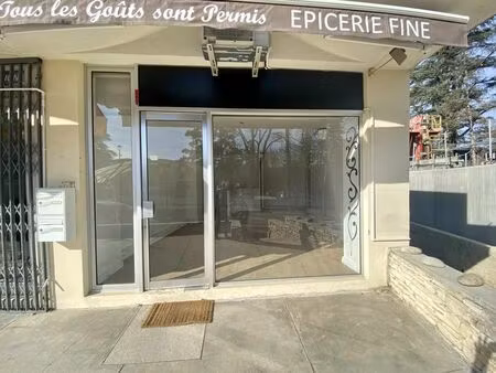 location commerce 58 m² à gréoux-les-bains (04800)
