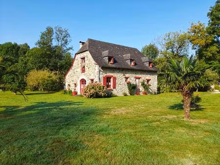 charmante demeure en pierre avec vaste sous-sol et jardin paysager