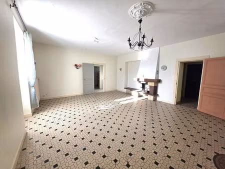 grande maison de village et son garage et ses dépendances !