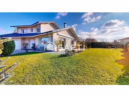 tres belle maison d’architecte  de qualite  extrêmement bien entretenue et au calme.