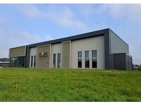 location local d'activités milizac 680 m²