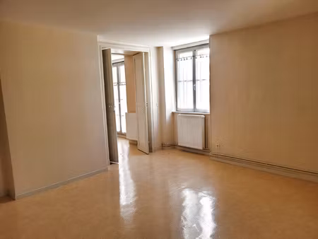 a louer à mirande  appartement t3