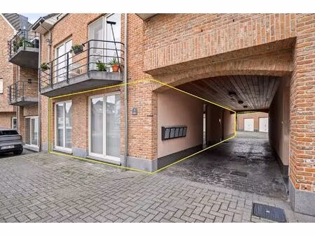 gelijkvloers appartement met staanplaats  in centrum berlare.