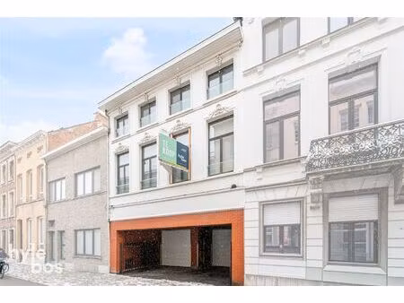 ruim bovenhuis met groot magazijn in het centrum van de stad