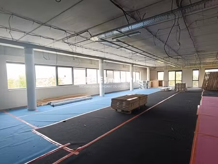 location local professionnel 352m²