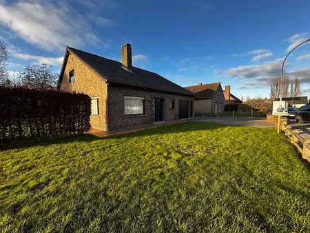 te renoveren woning in een residentiële wijk in lotenhulle