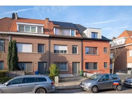 ruime gezinswoning met vier slaapkamers en tuin