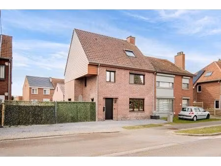gerenoveerde  goed onderhouden woning nabij het centrum van bree mét een grote garage/werk