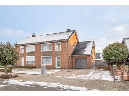 knusse gezinswoning op een rustige locatie op een perceel van 3a20ca nabij het centrum van