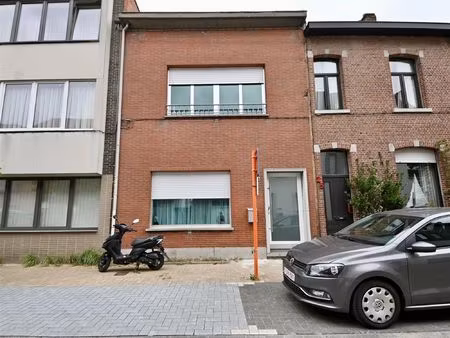 gerenoveerde woning met 4 slaapkamers en tuin.