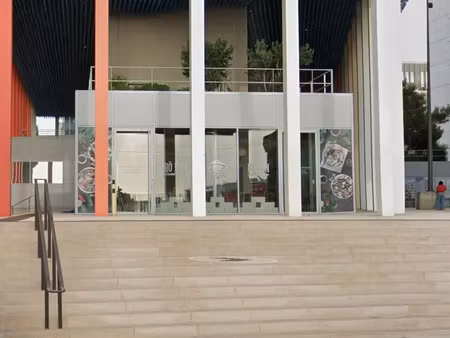 a louer local commercial restauration - surface 80 m2 - euromediterranee marseille 2e