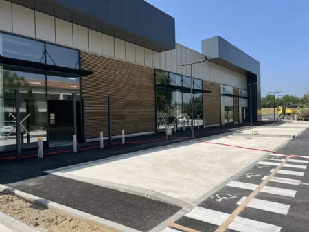 location local commercial 310m2 salon de provence