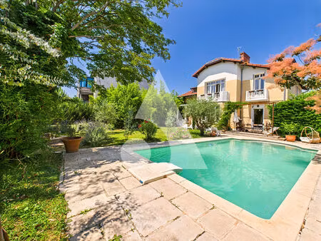 vente maison 8 pièces  220.00m²  romans