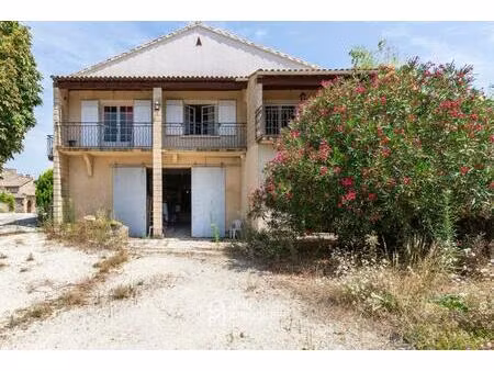 maison à rénover sur une parcelle de 730 m² piscinable. cave et cuves à vin