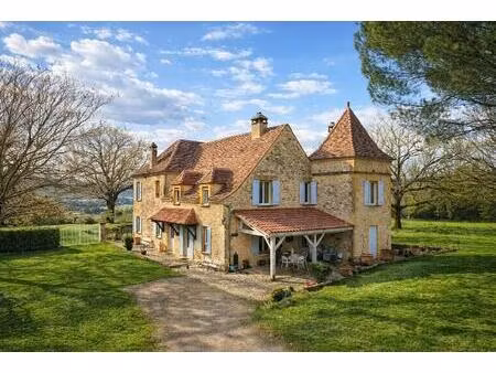 au bout dun chemin menant à labri des regards  se dévoile cette propriété de maître....