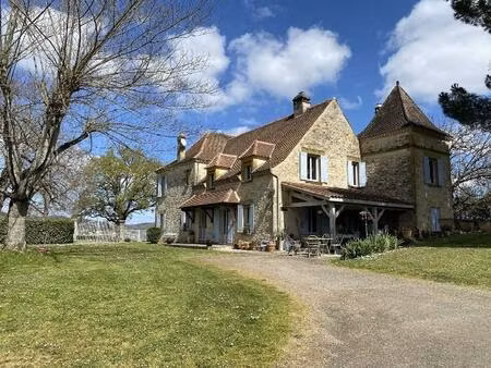 propriete au bout dun chemin menant à labri des regards  se dévoile cette propriété de..