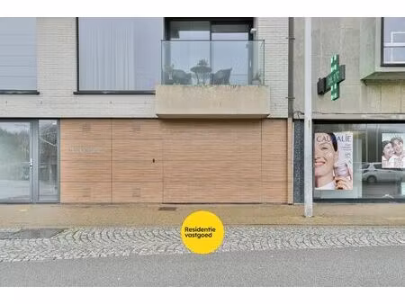 private autostaanplaats in afgesloten complex te bredene