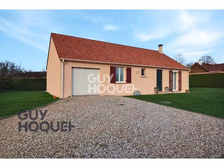 aux alentours de beaumont le roger  dans un village avec école