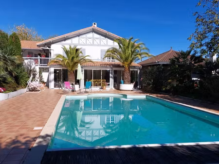 à vendre à hagetmau (40) : immense maison avec 9 pièces