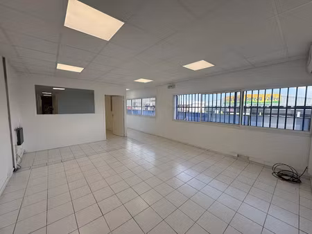 location locaux professionnels 4 pièces 105 m² à baie mahault (97122)  2 150 €