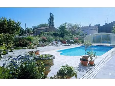 charmante maison de village avec grand jardin  piscine couverte et dépendances