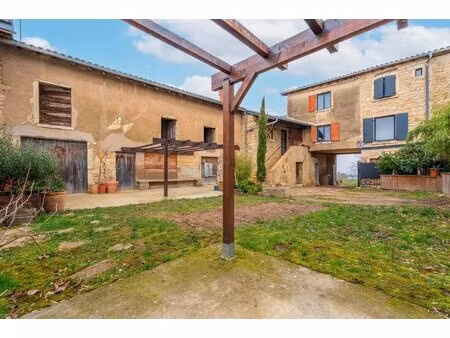 maison en pierre avec dépendances