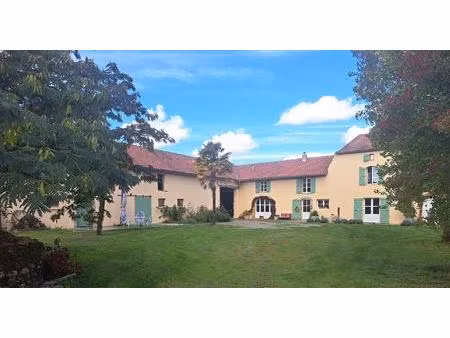 maison de village de pierre dans la vallée de l’adour