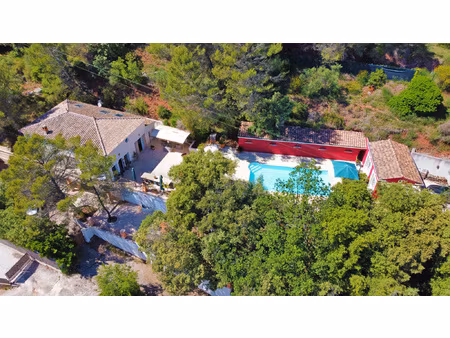 villa de 306 m2 avec piscine et vue dégagée