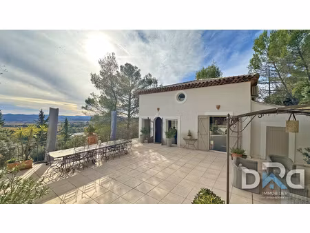 villa de 306 m2 avec piscine  vue dégagée et vignes