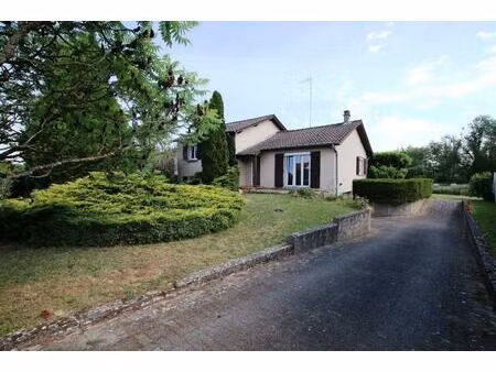 maison individuelle en demi-niveau 6 pièces  terrain 40 ares  garage 2 véhicules à vendre.