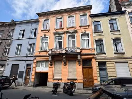 gemeubelde studio met mezzanine