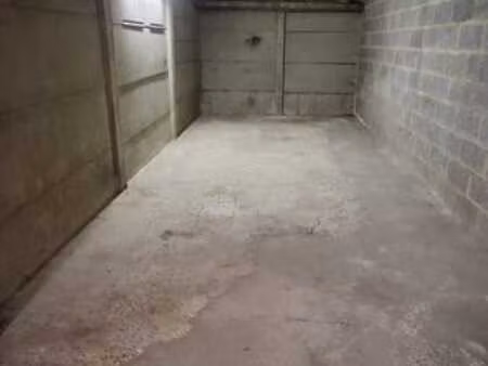 grand garage fermé (18 m2)  lieu sécurisé  centre waterloo