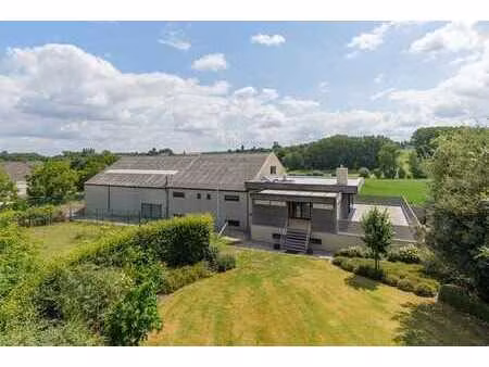 magazijn met een luxueuze gezinswoning in het landelijke ...