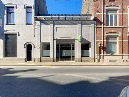 belle surface commerciale de +/- 60m² entre la gare et le ce