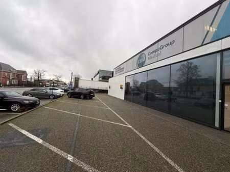 local commercial moderne vitrine dans emplacement privilégié