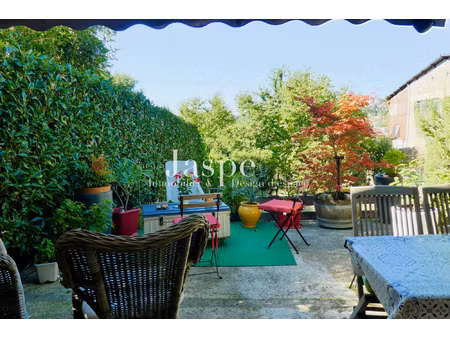 maison de ville avec jardin clos et arboré & stationnement