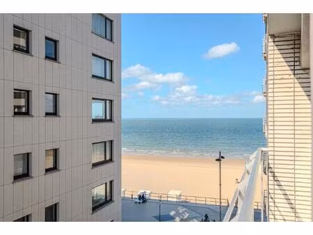 lichtrijke studio te koop met zijdelings zeezicht en terras!