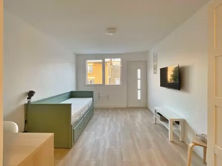 studio meublé rénové – 19 50 m² – jardin commun