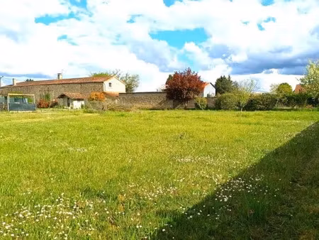 vente terrain 1300 m² à bonnes (86300)  29 900 €