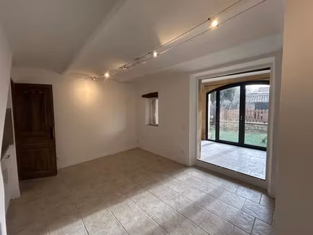 location appartement 1 pièce 27.8 m² à peyrolles-en-provence (13860)  630 €