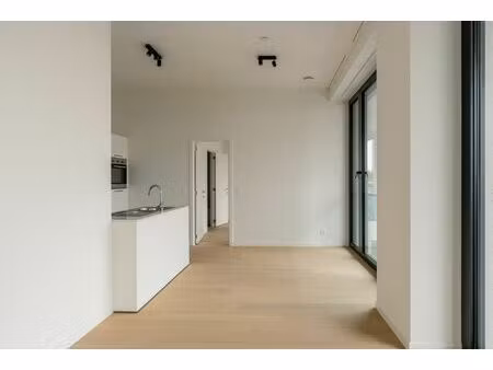 max dudler: uitgepuurde lijnen en zwitserse precisie aan de scheldekaaien.