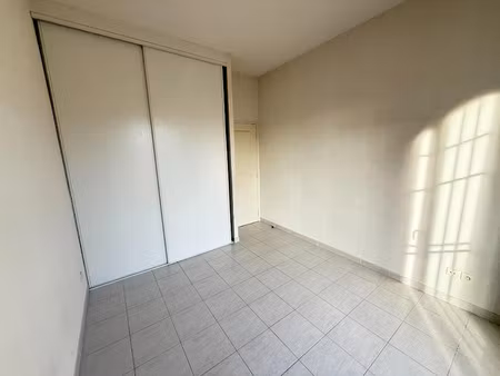 location appartement 4 pièces 88 m² à châteauneuf-le-rouge (13790)  1 450 €