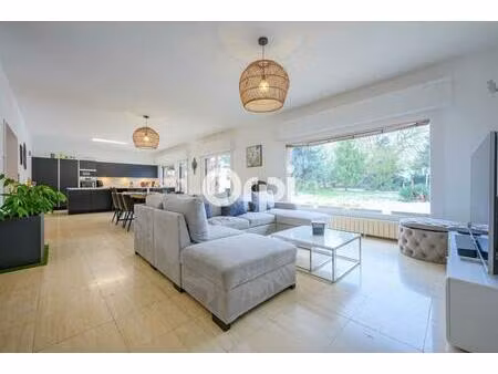 maison à vendre de 250 m² habitables en semi plain-pied avec piscine