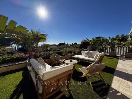 à seulement 200 m des plages superbe appartement entièrement rénové  offrant une vue mer p