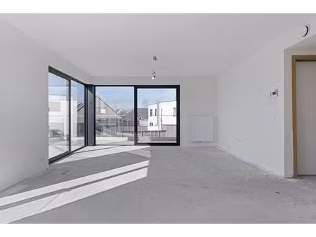 lichtrijk 2-slpk appartement met riant terras te koop in roeselare